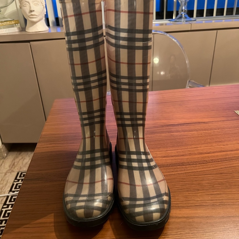 Burberry size 7 rain boots - hardly worn